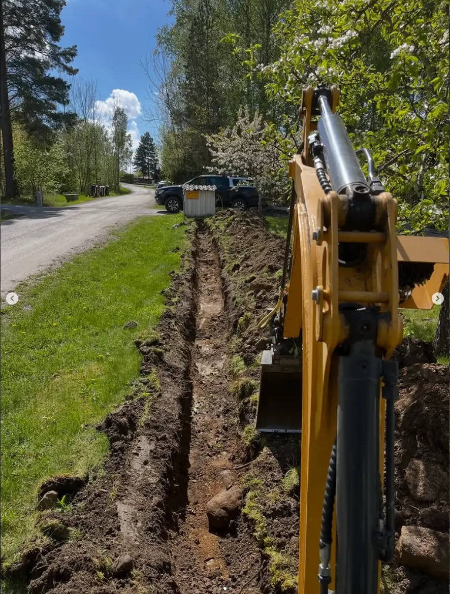Grävmaskin i arbete i Mälardalen